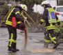 Ein Feuerwehrmann bringt ein Trennmittel aus, das das Wasser vom Diesel trennt. Foto: Jörg Endries