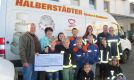 Die Mitglieder der Jugendfeuerwehr Emersleben stellten sich anschließend zu einem Gruppenfoto mit Eva Kilian (2.v.l.) Geschäftsführerin der Halberstädter Bäcker und Konditoren GmbH, Stefan Walther (l.) Vorsitzender des Feuerwehr Fördervereins, Melanie Schulz (r.) Jugendfeuerwehrwartin der Ortsjugendfeuerwehr Emersleben und Martin Schulz (2.v.r.) stellv. Ortswehrleiter auf