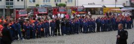 Zu Beginn des Kreisjugendfeuerwehrtages richteten Kreisjugendfeuerwehrwart Holger Rücker und Dr. Michael Haase einige Worte an die versammelten Jugendlichen.brFoto: Feuerwehr Halberstadtbr