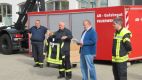 Stefan Walther (m.), Vorsitzender des Feuerwehr Förderverein "St. Florian" übergibt die Einsatzjacken.