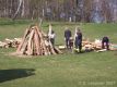 Kameraden der freiwilligen Feuerwehr und der Jugendfeuerwehr beim Errichten des Osterfeuers.brFoto: T. Tetschke