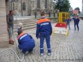 Zielgenau musste mit dem Wasserstrahl das Haus "gelöscht" werden. Teilweise haben die jugendlichen Kameraden unterstützend geholfen.brFoto: Feuerwehr Halberstadt